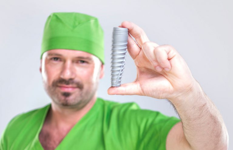 neue Zähne durch Implantate
